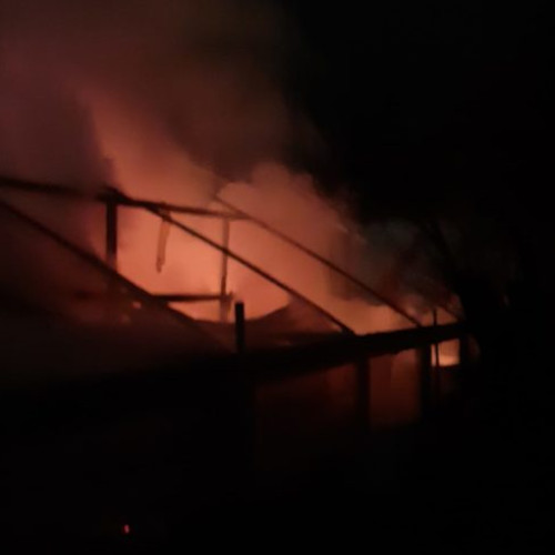 Incendiu de proporții într-o gospodărie din Săveni