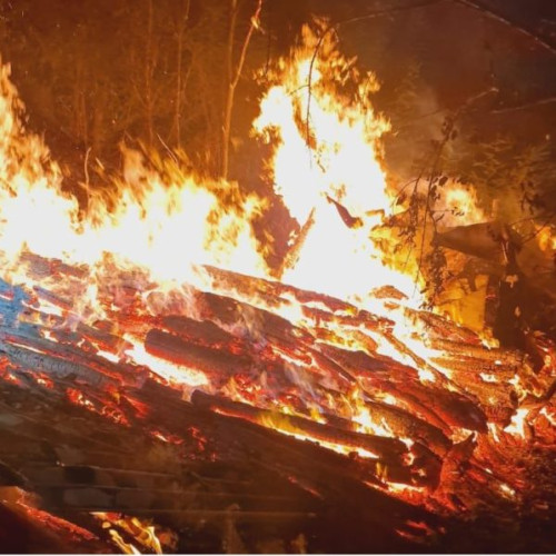 Incendiu în localitatea Dimacheni: anexa unei gospodării a fost distrusă de flăcări