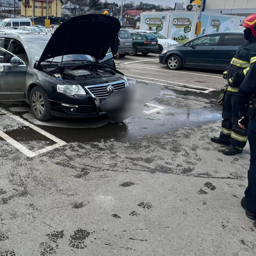 Un autoturism a ars în parcarea unui supermarket din Dorohoi