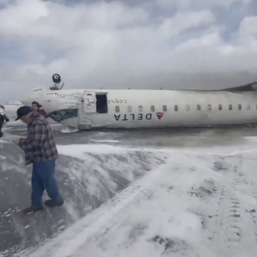 Avion Delta Airlines răsturnat la aeroportul din Toronto