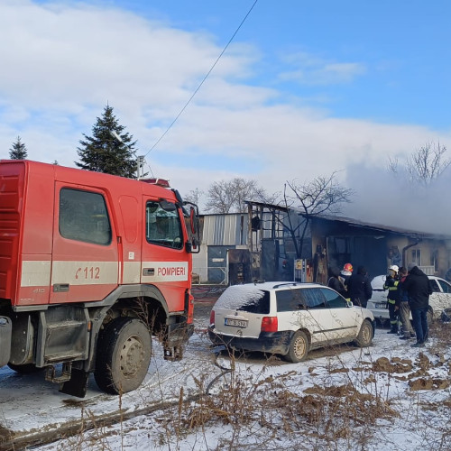 Incendiu la un service auto din Botoșani