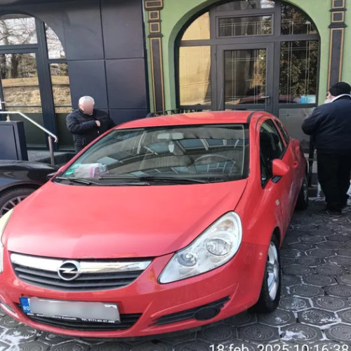 O tânără din Botoșani blochează un magazin din Iași cu mașina sa