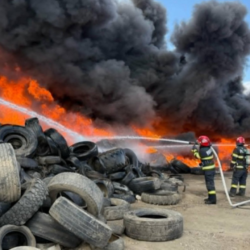 Incendiu devastator la un depozit de anvelope în Tulcea