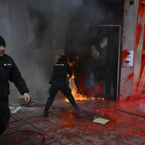 Galerie Foto Proteste violente în Bulgaria. Susținătorii unui partid ultranaționalist au dat foc la reprezentanța UE din Sofia