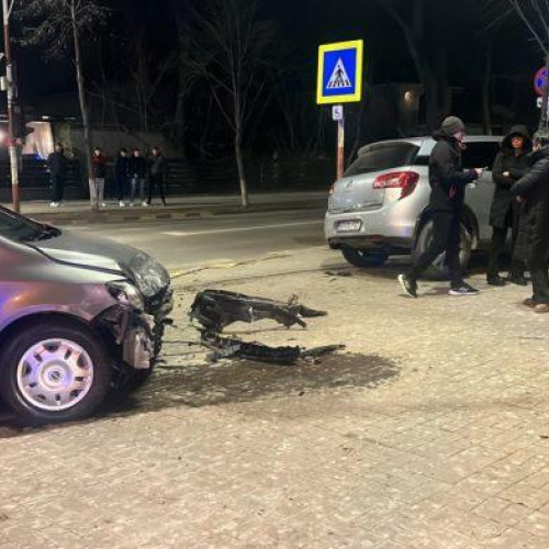 Maşini făcute praf după un accident între două şoferiţe (VIDEO)