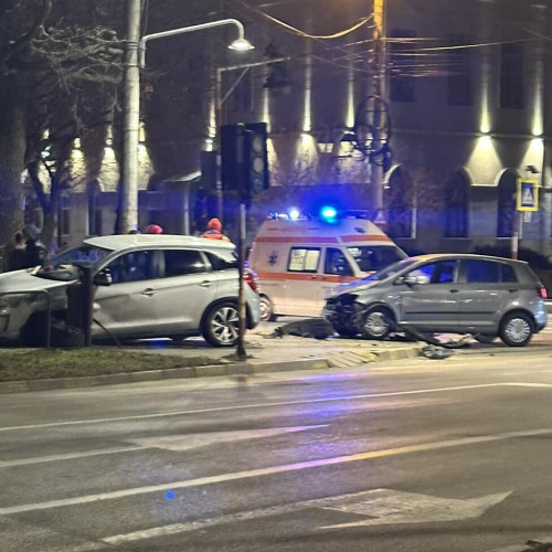 FOTO Accident într-o intersecție din Botoșani. Două șoferițe s-au ciocnit cu mașinile