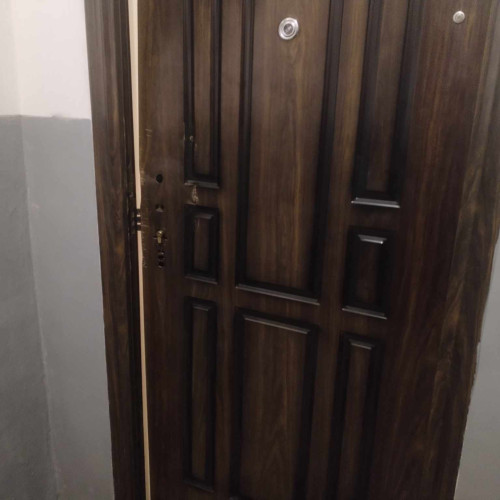 Botoșănean deranjează tinerii din apartament