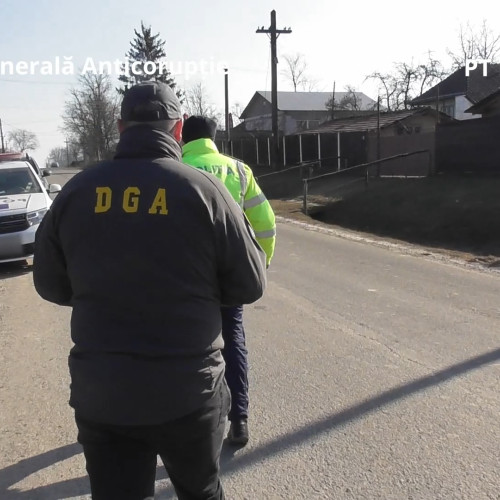 Doi şoferi din Botoşani prinşi încercând să mituiască poliţiştii