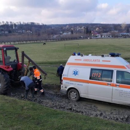 Incident grav în Botoșani: Un bărbat a fost grav rănit în timp ce repara un tractor