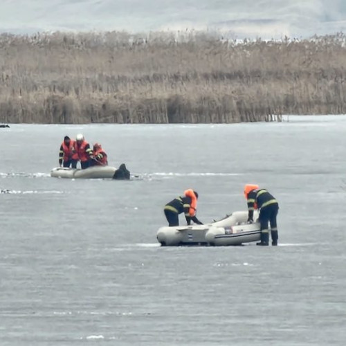 Pescarii salvati de echipele ISU dupa ce au cazut in apa inghetata