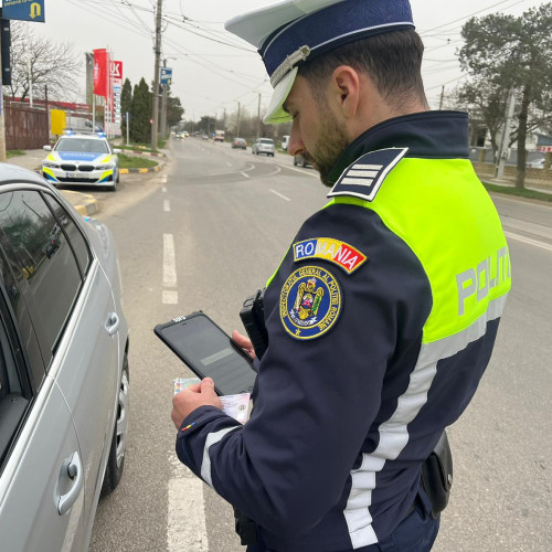 Peste 70 de permise și certificate reținute de polițiști în weekend