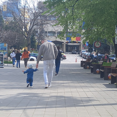 Tătici din Botoșani primesc indemnizații pentru creșterea copiilor