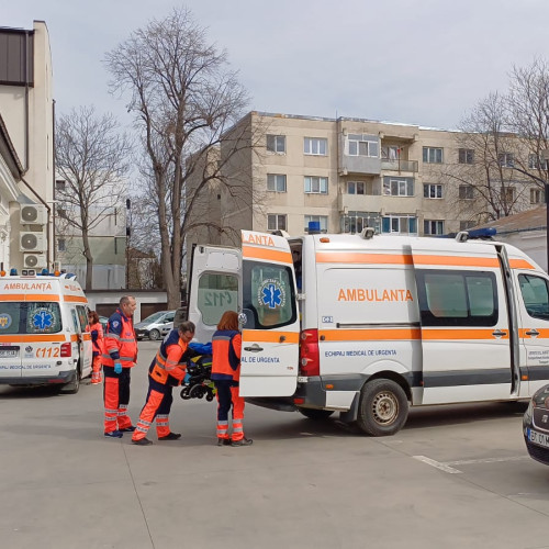 O femeie în stare gravă, transportată la spital după o criză într-o clinică privată