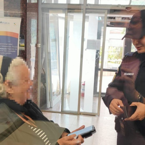 Femeie din Botoșani își recuperează telefonul mobil uitat la Trezorerie