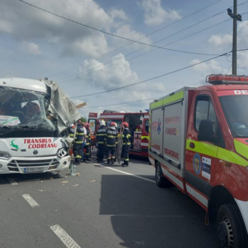 Accident grav în județul Iași: 29 de persoane implicate