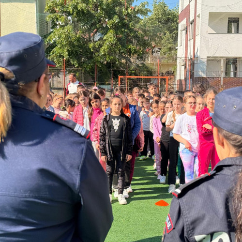 Elevii de la Şcoala Gimnazială &quot;Elena Rareş&quot; au învăţat despre siguranţa în situaţii de urgenţă