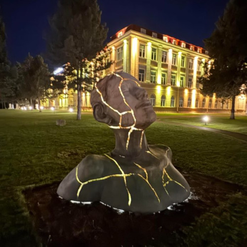 Regina Nordului, o sculptură impresionantă expusă la Universitatea de Științele Vieții din Iași