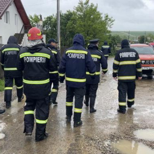 Pompierii din Botoșani intervin pentru a înlătura efectele vremii severe