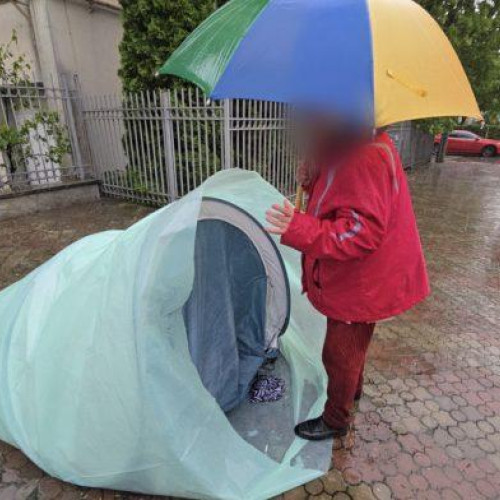 Femeie din Botoșani protestează prin greva foamei în fața Tribunalului