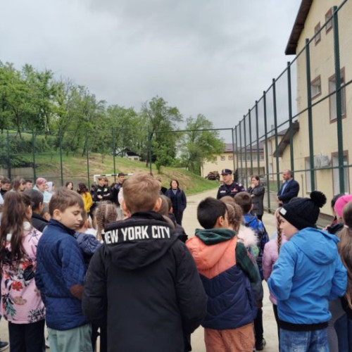 Exercițiu de evacuare în școala din Corlățeni pentru pregătirea în situații de urgență