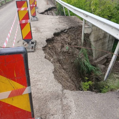 Porțiuni ale drumului național 24C, care leagă localitățile Manoleasa și Rădăuți-Prut, s-au surpat ca urmare a ploilor recente, potrivit monitorulbt.ro. În zonele afectate, autoritățile au instalat semne de avertizare și au impus restricții de circulație. Localnicii spun însă că acest incident nu le-a fost o surpriză, ci mai degrabă o confirmare a neglijenței de care susțin că au avut parte de ani de zile.