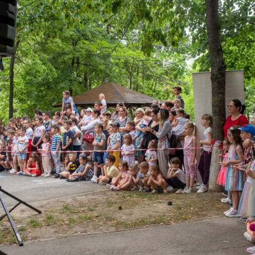 A doua ediție a &quot;Săptămânii teatrului pentru copii&quot; la Botoșani, în ordinea celor mai recente evenimente, începe cu o paradă spectaculoasă