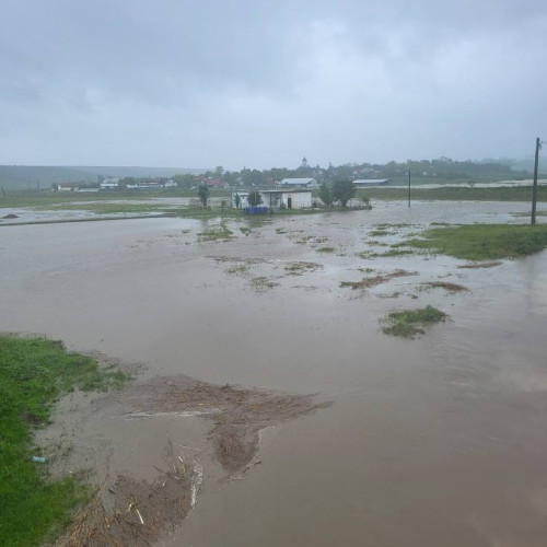 Risc de inundatii in judetul Botosani, hidrologii au prelungit avertizarile
