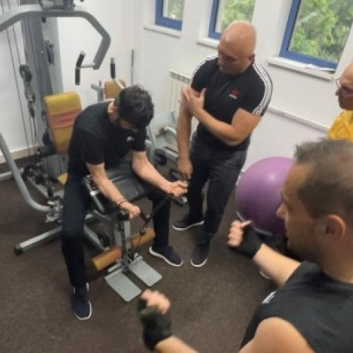Poliția locală din Botoșani face mișcare în timpul antrenamentelor și nu doar aplică amenzi. Potrivit botoşaninews.ro, aceștia donează mult timp pentru pregătirile fizice, beneficiind gratuit de facilitățile de la Sala Polivalentă „Elisabeta Lipa”, în baza acordului semnat între Direcția de Sport și Agrement și Poliția Locală Botoșani.