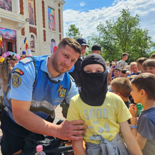 Jandarmii botoșăneni sărbătoresc Ziua Internațională a Copilului alături de cei mici