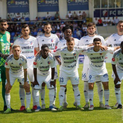 FC Botoșani și-a asigurat pentru al 13-lea sezon consecutiv locul în Superliga, la finalul sezonului 2024-2025, potrivit monitorulbt.ro. Echipa a reușit această performanță după un parcurs dificil, marcat de schimbări la nivel tehnic și rezultate oscilante.