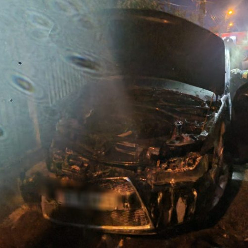 Mașină parcată în Botoșani a luat foc din cauza unui scurtcircuit