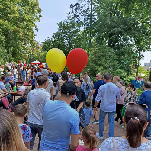 Botoșaniul a avut o sărbătoare specială de Ziua Internațională a Copilului, care a transformat orașul într-un tărâm al bucuriei pentru cei mici. Potrivit botoşaninews.ro, evenimentele au început duminică, 1 iunie 2025, și vor continua până pe 29 iunie, cu peste tot în oraș anumite activități dedicate celor mici.