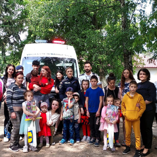 Polițiștii din Botoșani au adus bucurie copiilor de ziua lor