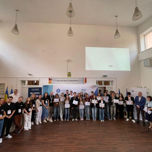 Etapa națională a concursului de educație juridică &quot;Be Legal! Be Cool!&quot;, a III-a ediție, s-a desfășurat în perioada 30 mai - 1 iunie 2025, la Botoșani, și a reunit elevi din gimnaziu și liceu. Potrivit botoșaninews.ro, evenimentul a fost organizat de Inspectoratul Școlar Județean Botoșani în colaborare cu Asociația VeDem Just și a fost inclus în lista proiectelor naționale și internaționale de educație extrascolară finanțate de Ministerul Educației și Cercetării.