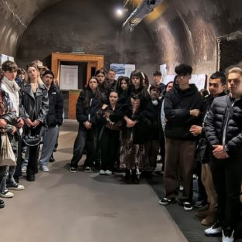 Săptămâna trecută a avut loc cea de-a șaptea ediție a evenimentului „Zilele elevului arhitect”, organizat traditional la „Centrul de Arhitectură, Cultura Urbana și Peisaj, Uzina de Apă” din Suceava, potrivit monitorulbt.ro. Chiar dacă vremea rece și ploioasă a fost o provocare, manifestarea s-a desfășurat fără probleme și a adus împreună elevi din ciclul superior al învățământului vocațional de arhitectură și arte vizuale.