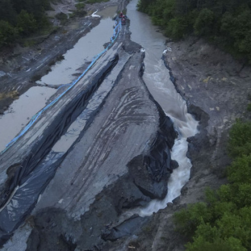 Autoritățile au intervenit la Salina Praid pentru a construi o linie de apărare de aproximativ 750 de metri, menită să protejeze gospodăriile din zonă în fața unei viituri cauzate de prăbușirea planșeului unei mine vechi. Potrivit digi24.ro, decizia de a opri extragerea apei sărate din subteran a fost luată în ultimul moment din cauza riscului de surpare, ceea ce ar putea pune în pericol pompierii care acționau în zonă.