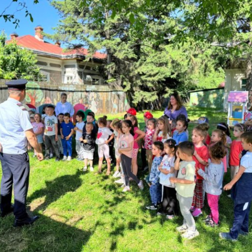 Copiii de la Grădinița cu Program Normal nr. 2 din Botoșani au învățat, marți, cum să reacționeze corect în situații de urgență, în timpul unei activități organizate de pompierii de la ISU „Nicolae Iorga”. Potrivit monitorulbt.ro, activitatea a fost solicitată de cadrele didactice și a inclus prezentări despre pericole precum incendii și cutremure, precum și exerciții practice de evacuare.