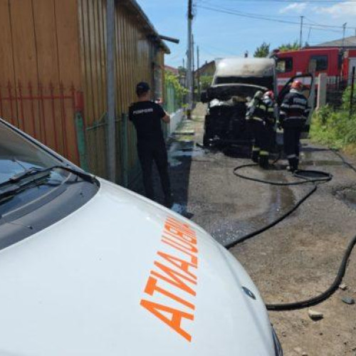 Incendiu în Botoșani: autoutilitară cuprinsă de flăcări, fără victime