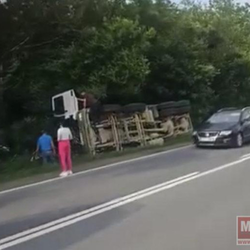 Autobasculantă răsturnată aproape de oraș într-un incident riscant