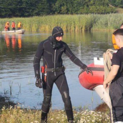 Scafandru din cadrul ISU Botoșani, implicat în căutarea unui băiat dispărut în lacul din Erbiceni
