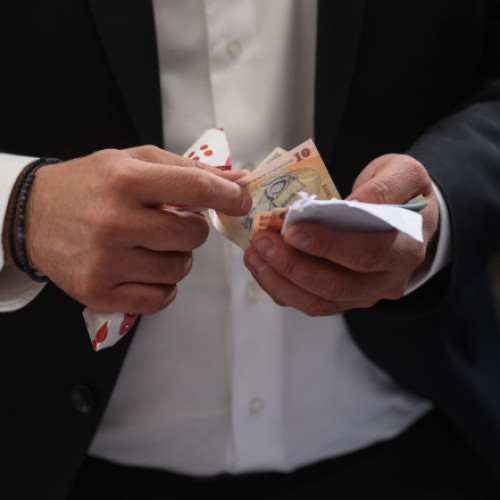 Majoritatea românilor susțin reducerea cheltuielilor statului, în special cele care nu implică salariile angajaților, potrivit unui sondaj realizat de INSCOP Research între 26 și 30 mai și citat de digi24.ro. Conform sondajului, 77,1% dintre respondenți sunt de acord sau oarecum de acord cu această măsură, în timp ce doar 13,7% sunt total împotrivă și 5,2% în condiție oarecum contrară.