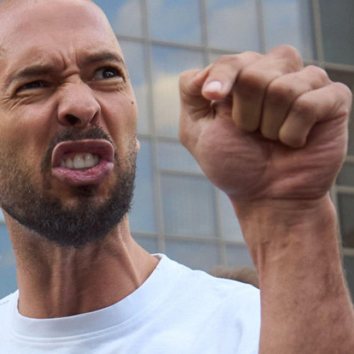 Vanuatu analizează retragerea cetățeniei lui Andrew Tate, relatează digi24.ro. Autoritățile din această țară intenționează să-i suspende pașaportul de aur, obținut în cadrul unui program de investiții, după ce au descoperit că acesta a fost arestat în România în 2022, pentru viol și trafic de persoane. Potrivit informațiilor, Tate a primit cetățenia vanuatuză în decembrie 2022, în cadrul unui program destinat celor care investesc cel puțin 130.000 de dolari în arhipelag.
