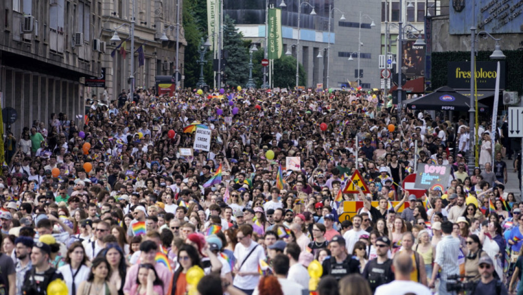 Jandarmii au intervenit în zona paradei Bucharest Pride, unde au întocmit trei acte de sesizare a organelor de urmărire penală pentru portul de obiecte periculoase. Aceștia au aplicat, de asemenea, trei sancțiuni contravenționale pentru o valoare totală de 6.000 de lei, relatează digi24.ro. Potrivit comunicatului emis de Jandarmeria Capitalei, „în continuare se fac verificări pentru identificarea și sancționarea altor persoane care au încălcat cadrul legal în vigoare”.