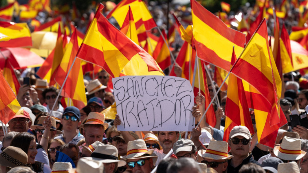 Duminică, zeci de mii de oameni au ieșit în stradă în Madrid pentru a protesta împotriva guvernului lui Pedro Sanchez, acuzat de corupție. Manifestanții s-au adunat în Plaza de España din centrul orașului, scandând „Pedro Sanchez, demisionează!” și fluturând drapele spaniole. Protestul a fost organizat de Partidul Popular, principalul partid de opoziție din Spania, după ce au fost făcute publice înregistrări audio care, potrivit partidului, ar indica o campanie de calomnie împotriva unei unități de poliție implicate în ancheta de corupție legată de rudele și apropiații lui Pedro Sanchez.