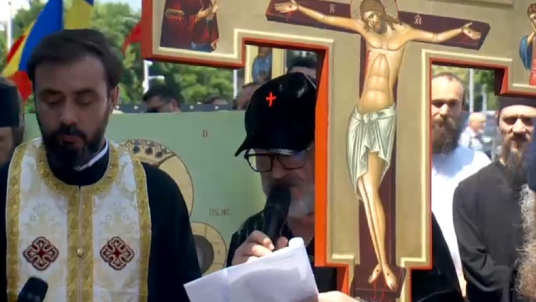 George Becali, finanțatorul FCSB, a fost acuzat că a încălcat interdicția impusă de Patriarhul Daniel de a cânta în strană la Catedrala Patriarhală. Potrivit unor surse, el a cântat fără să-și dea seama, după cum a afirmat și parlamentarul AUR, care a menționat că se va dedica acum studiului pentru a-și îmbunătăți vocea.