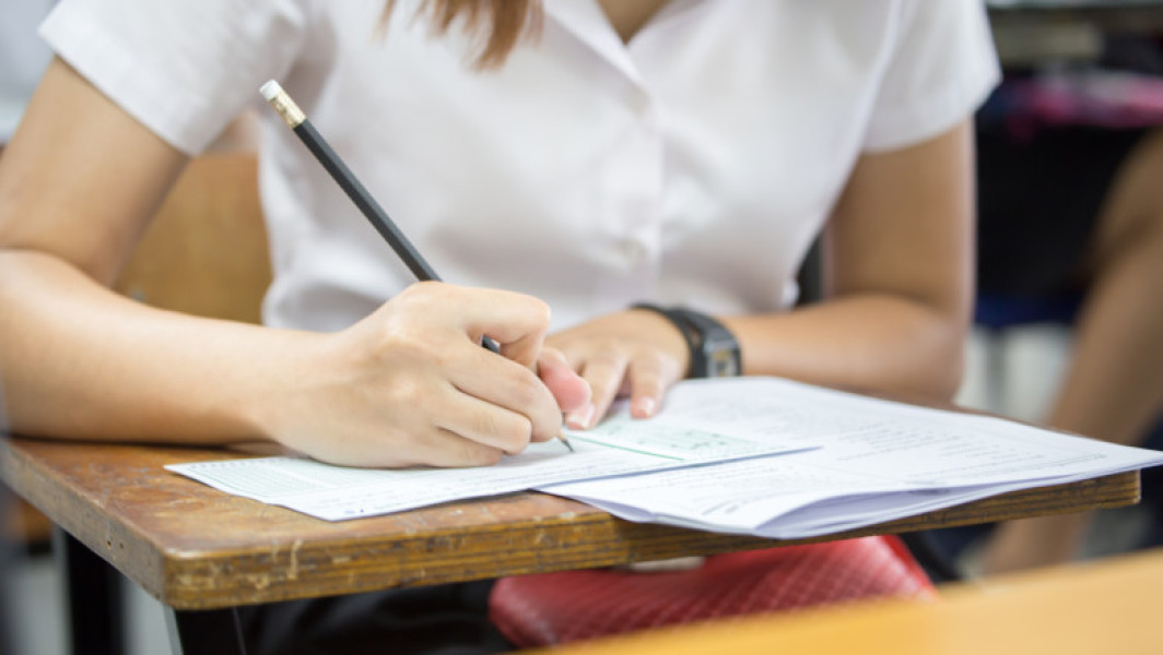 Prima probă scrisă a Bacalaureatului 2025 are loc marți, 10 iunie, și este dedicată examenului la Limba și literatura română. Testul a început la ora 9:00, când elevii au primit subiectele. Potrivit Digi24, subiectele vor fi disponibile după finalizarea testului, în jurul orei 12:00. Elevii trebuie să rezolve trei subiecte în trei ore.