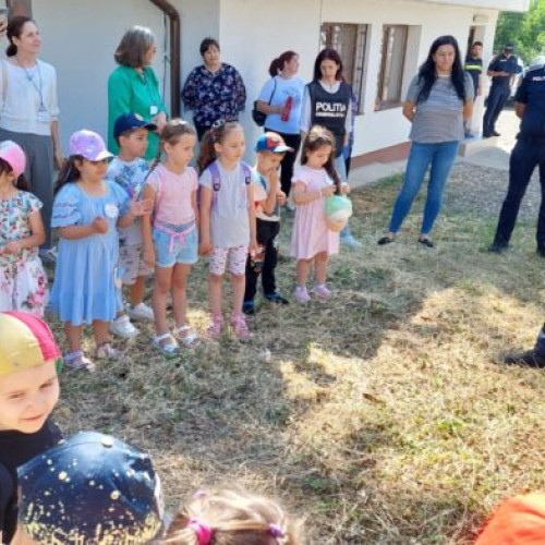 „Siguranța nu ia vacanță” – lecții de prevenire cu zâmbetul pe buze pentru micuții din Dorohoi
