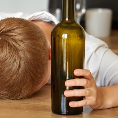 VIDEO Tulburător! Copil de opt ani, din Botoșani, dependent de alcool. Bea cu tatăl său, în cimitir