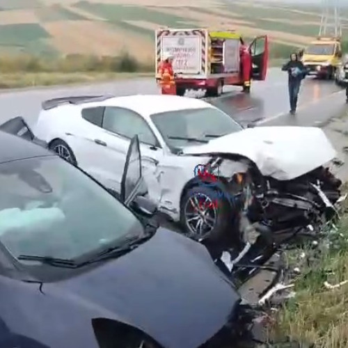 FOTO Ford Mustang, de Botoșani, distrus în urma unui accident rutier. A intrat în coliziune cu un alt autoturism