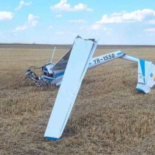Video Planor prăbuşit pe un câmp din judeţul Olt. Pilotul, un tânăr de 24 de ani, a murit